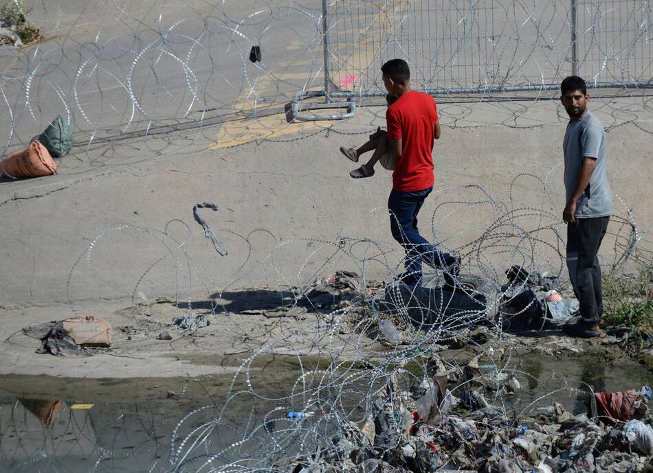 Migrantes tratando de cruzar la frontera entre México y EEUU. Foto: EFE