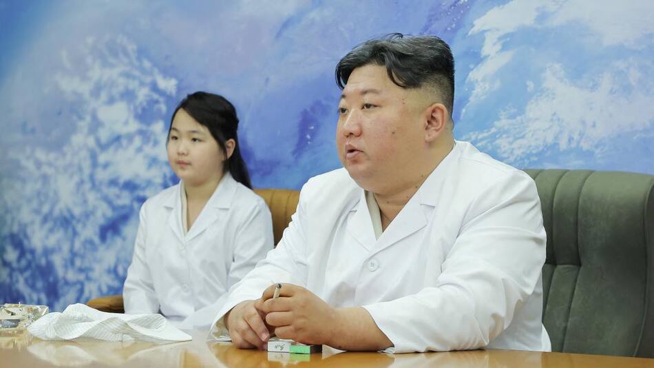 Kim Jong-Un, presidente de Corea del Norte, inspeccionando satélites militares con su hija. Foto: Reuters.