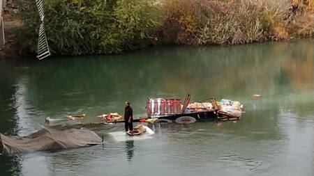 El camión que cayó al río en Cipoletti. Foto: NA.