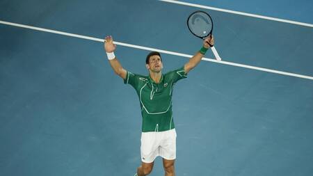 Novak Djokovic y Roger Federer, REUTERS