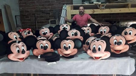 El cordobés que creo la máscara de Mickey mas fea del mundo y ahora es un éxito