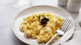 Para el desayuno de todos los días: cómo hacer huevos revueltos perfectos sin aceite, según una destacada chef