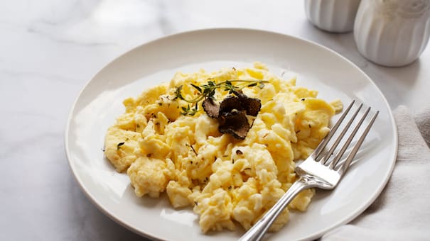 Para el desayuno de todos los días: cómo hacer huevos revueltos perfectos sin aceite, según una destacada chef