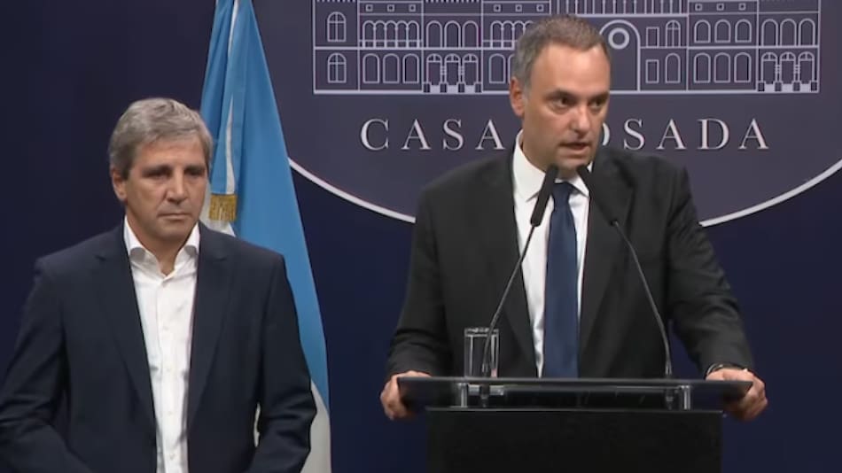Conferencia de prensa de Manuel Adorni y Luis Caputo. Foto: Captura de video.