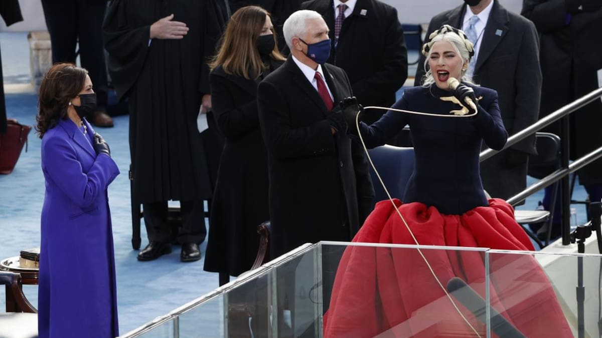 Lady Gaga cantando el himno en la asunción de Biden, REUTERS