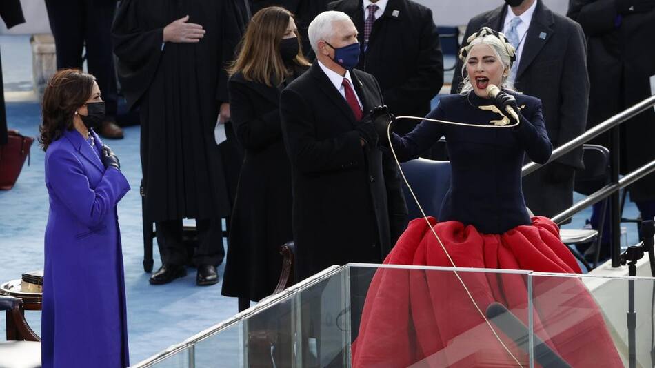 Lady Gaga cantando el himno en la asunción de Biden, REUTERS