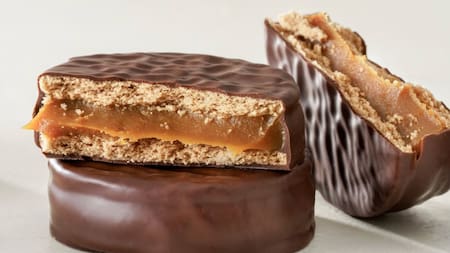 Alfajor Cachafaz de Chocolate Negro.