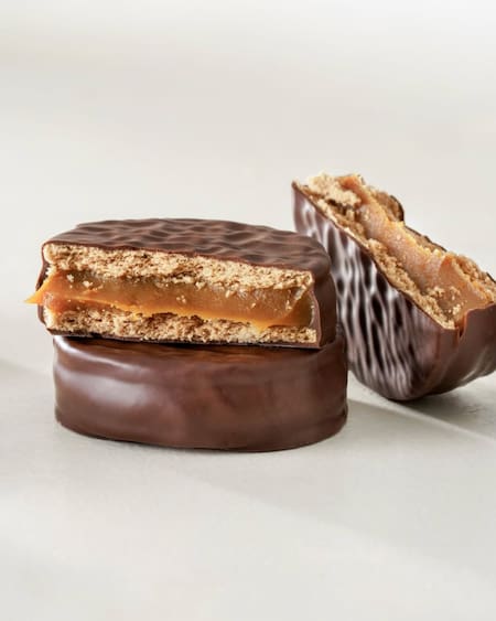 Alfajor Cachafaz de Chocolate Negro.