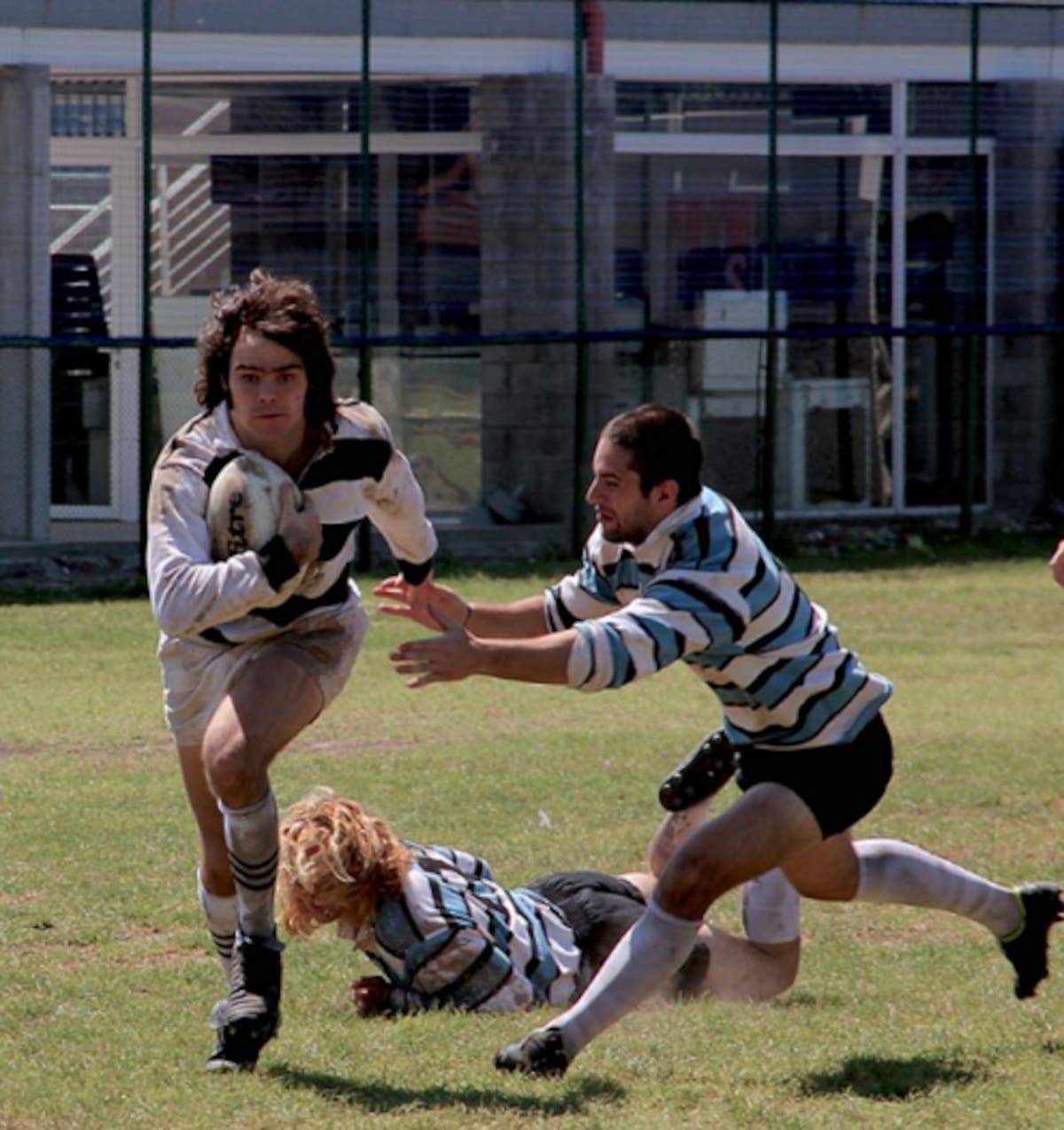 Peter Lanzani como Alejandro Puccio