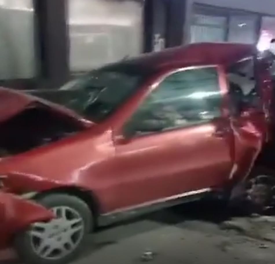 Choque en Palermo entre una ambulancia y tres autos estacionados. Foto: Captura de video.