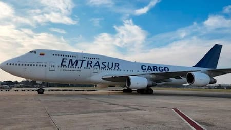 El avión continúa retenido en el aeropuerto de Ezeiza. Foto: NA.
