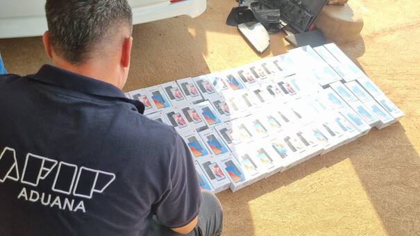Querían ingresar celulares valuados en casi $20 millones en autos acondicionados para contrabando