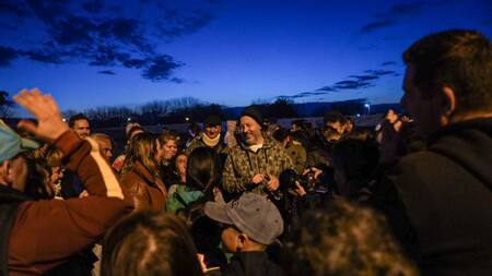 Gustavo Menéndez compartió un partido de fútbol y un asado con los vecinos de Merlo. Foto: Twitter.