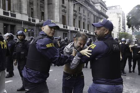 Enfrentamientos entre manifestantes y policías durante la protesta de los jubilados. Foto: NA/Damián Dopacio