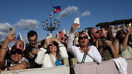 Gente festejando en el Vaticano. Fuente: REUTERS/Remo Casilli