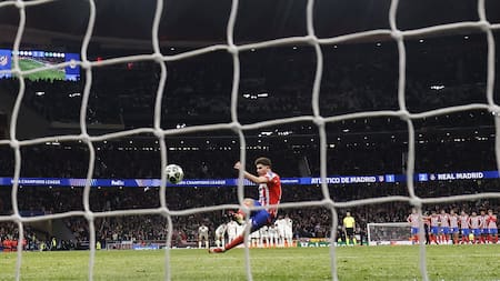 El polémico penal de Julián Álvarez. Foto: Reuters