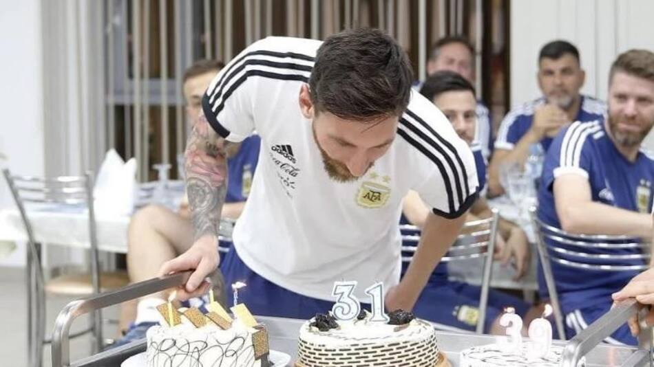 Festejo de cumpleaños de Messi en la concentración de la Selección (@Argentina)