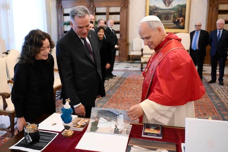 El papa León XIV junto a Yamandú Orsi, presidente de Uruguay.