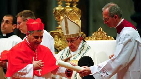 Papa Francisco junto al cardenal sospechado. Foto: REUTERS