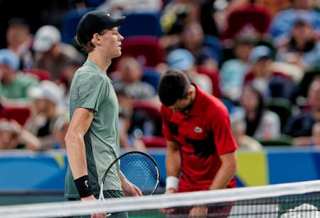 Jannik Sinner de Italia (i) reacciona durante su partido final masculino de individuales contra Novak Djokovic de Serbia en el torneo de tenis Shanghai Masters en China. Foto:EFE