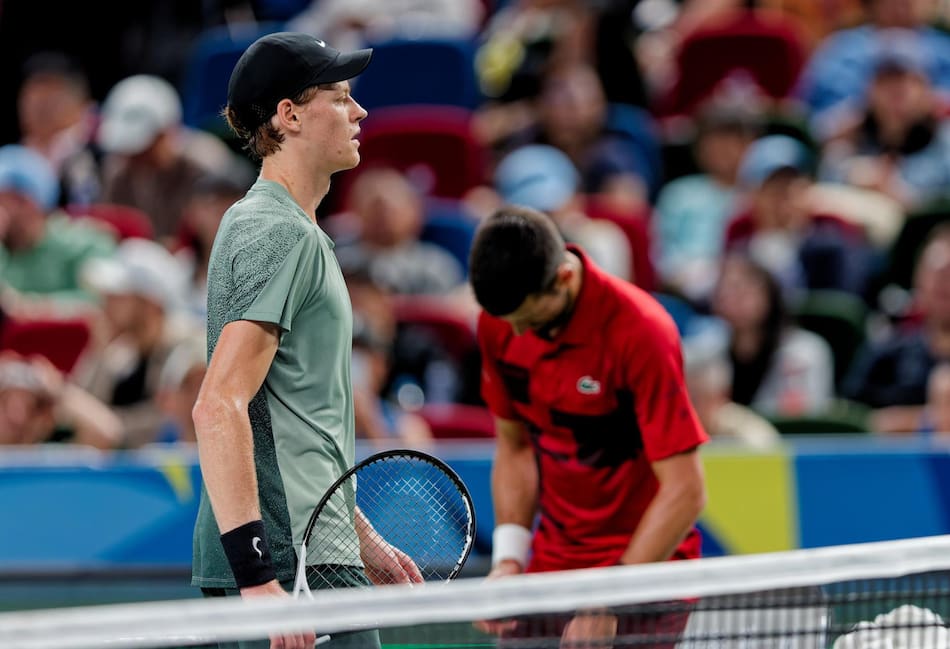 Jannik Sinner de Italia (i) reacciona durante su partido final masculino de individuales contra Novak Djokovic de Serbia en el torneo de tenis Shanghai Masters en China. Foto:EFE