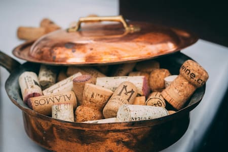 Corchos; vinos. Foto: Unsplash.
