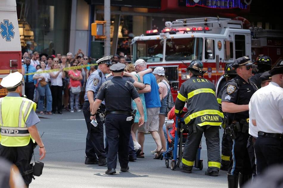 Coche atropella peatones en Times Square de Nueva York - Reuters