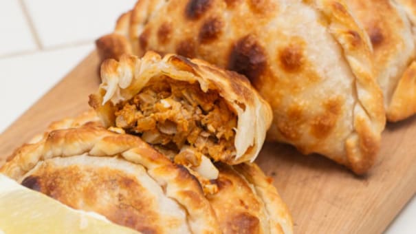 Menos conocidas que las salteñas y tucumanas: qué llevan las empanadas cordobesas, una delicia que vale la pena probar