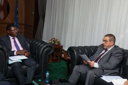 Drago Tigau, y Moses Wetangula. Foto: Twitter/@HonWetangula