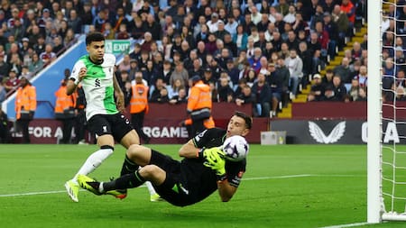 El error del "Dibu" Martínez. Foto: Reuters