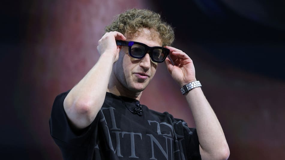Mark Zuckerberg con anteojos de realidad aumentada. Foto: Reuters.