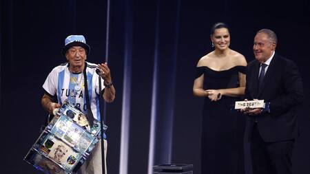 Tula, hincha argentino en los premios The Best. Foto: Reuters.