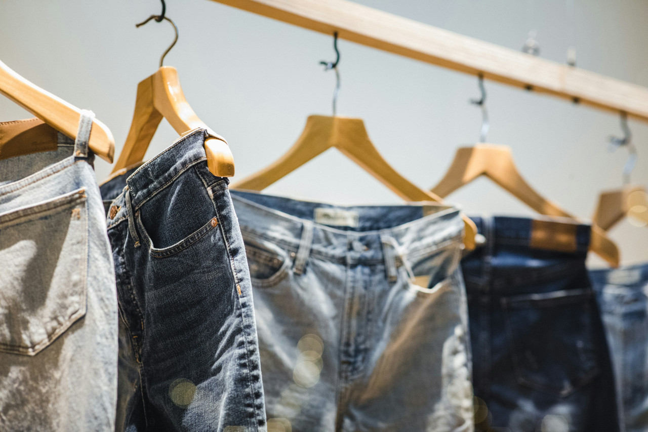 Jeans, ropa. Foto: Unsplash.