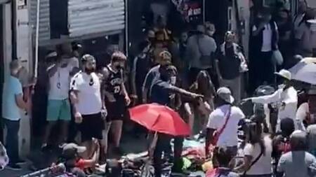 VIDEO: batalla campal entre manteros y comerciantes en Flores