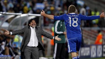 Diego Maradona y Martin Palermo, Reuters.