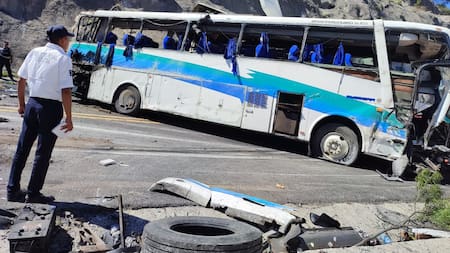 El micro accidentado. Foto: Twitter @ToryLopezS