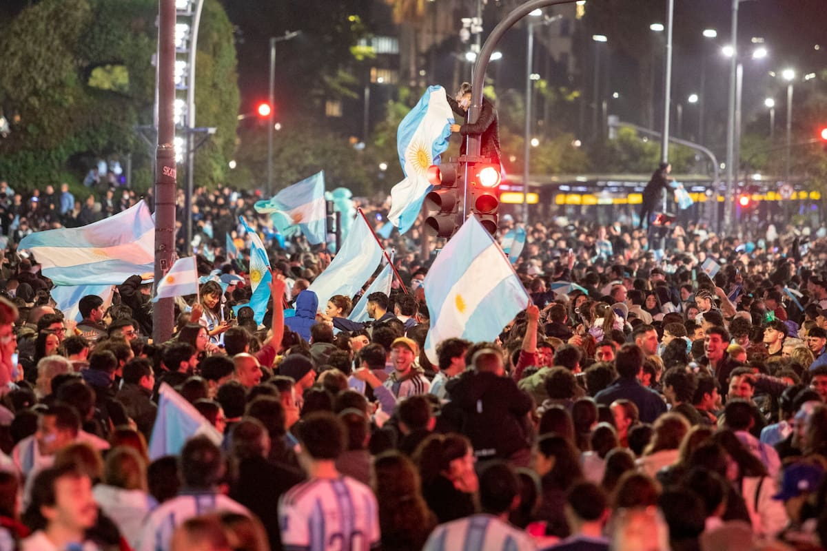 Festejos en el Obelisco tras el triunfo de Argentina en el Mundial 2026.