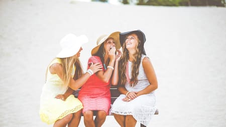 El chisme puede ayudar a reducir el estrés y aumentar la felicidad. Foto: Unsplash.