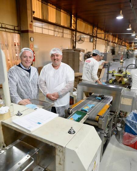 Fernando Gray en su recorrida por Ezeiza.