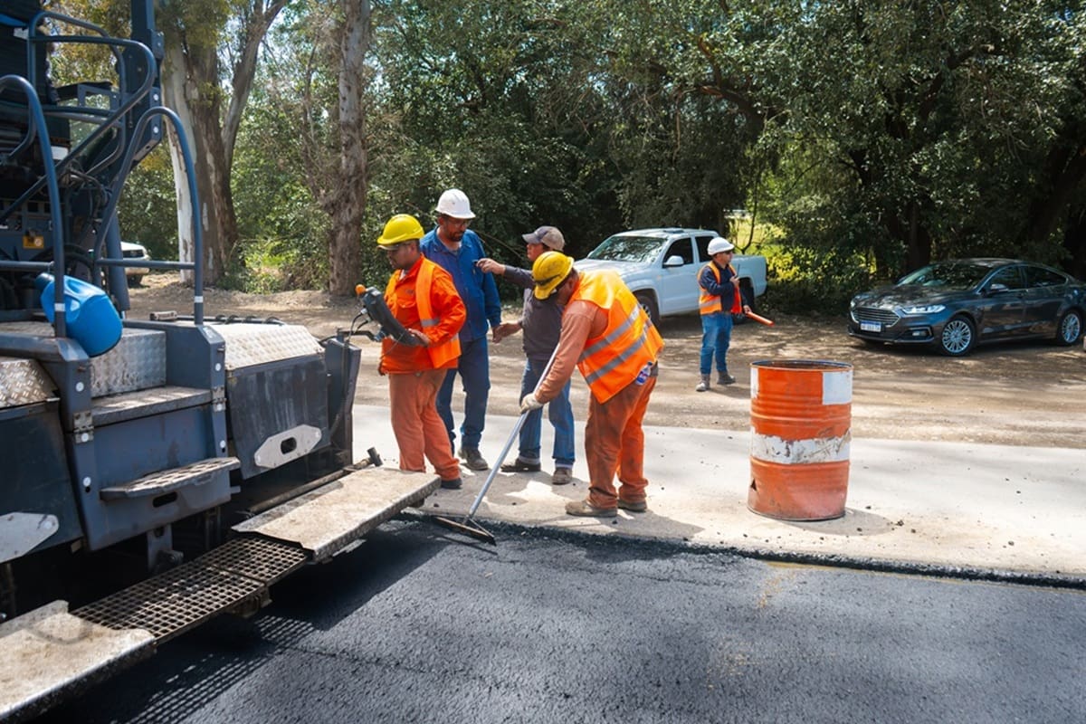 La iniciativa se desarrolló en una colectora de la autopista Córdoba–Carlos Paz, con la participación de especialistas de la UTN. El proyecto busca comparar la resistencia y durabilidad del nuevo pavimento frente al asfalto convencional y evaluar su aplicación.