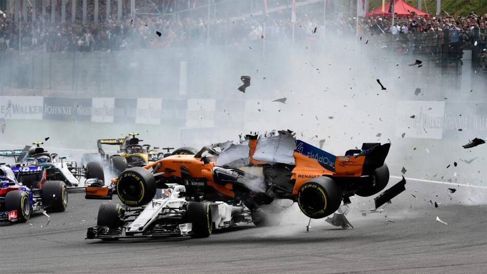 Milagro en la Fórmula 1 - tremendo accidente de Alonso (Reuters)