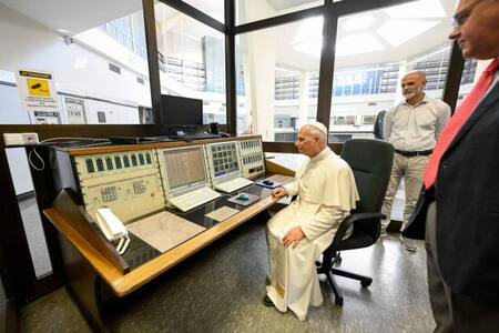 El Papa León XIV en la Radio Vaticana en Santa Maria Galeria. Foto: EFE