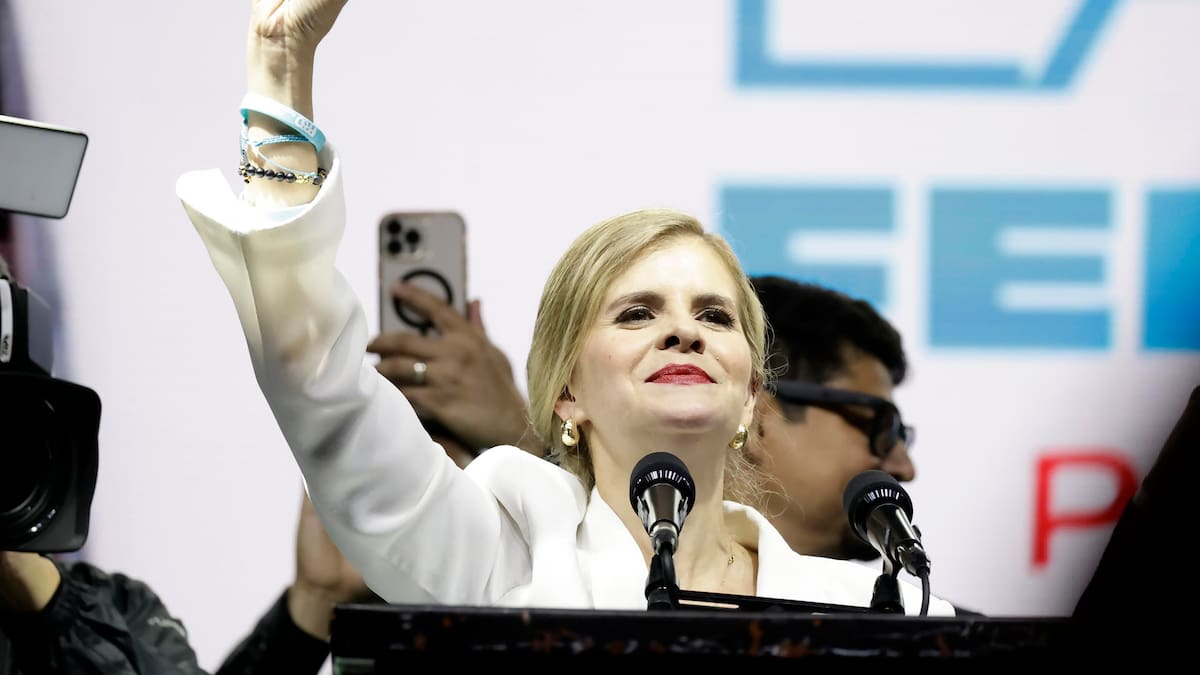 La candidata derechista del Partido Pueblo Soberano Laura Fernández celebra este domingo, en San José (Costa Rica). Fernández obtuvo un contundente triunfo en la primera ronda de las elecciones presidenciales celebradas en Costa Rica, en las que registró un apoyo del 49,61 % tras el escrutinio del 69,4 % de las mesas.