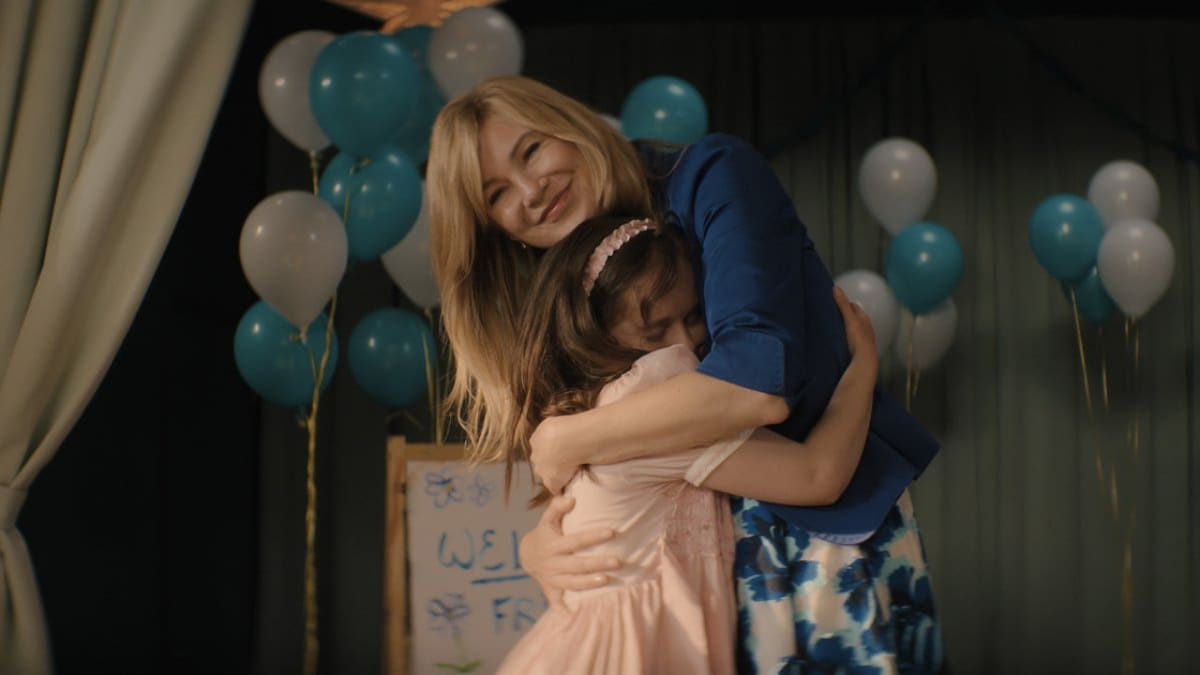 Ellen Pompeo protagoniza la nueva serie "Good American Family". Foto X @DisneyPlusCA