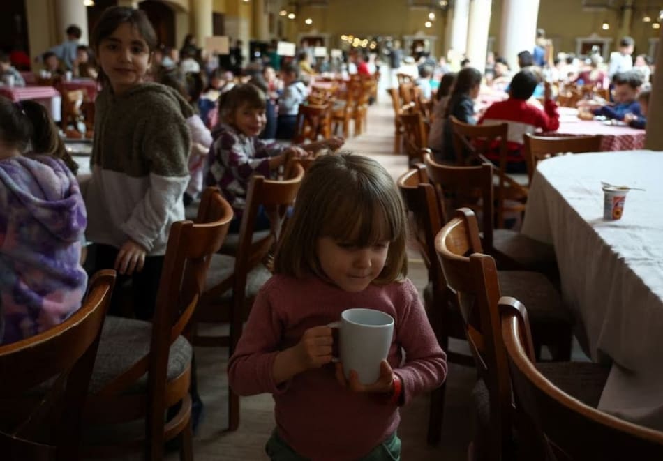 Niños evacuados en Ucrania por la guerra. Foto: Reuters.