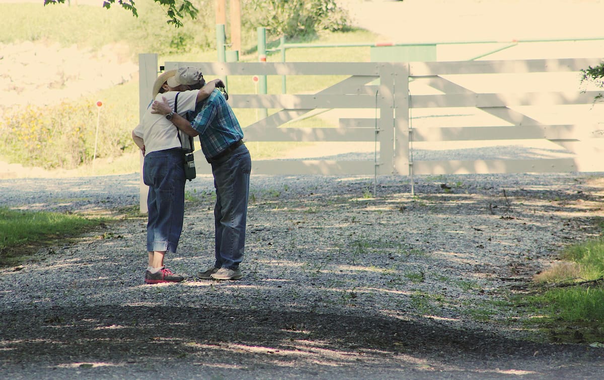 Abrazo entre dos personas.