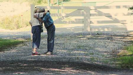 Abrazo entre dos personas.