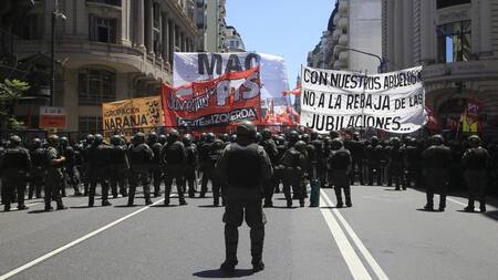 Custodia de la Policía en movilización (NA)