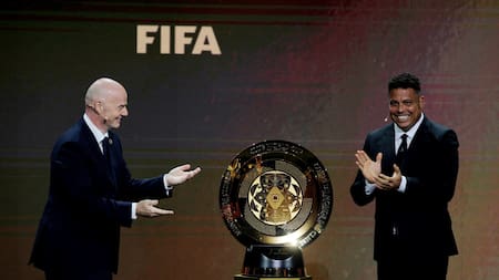 Gianni Infantino y Ronaldo Nazario en el sorteo del Mundial de Clubes 2025. Foto: Reuters
