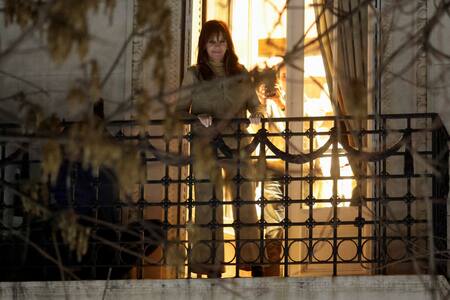 Cristina Fernández de Kirchner en el balcón de su casa, observando a los militantes que salieron a respaldarla. Foto: REUTERS/Tomas Cuesta